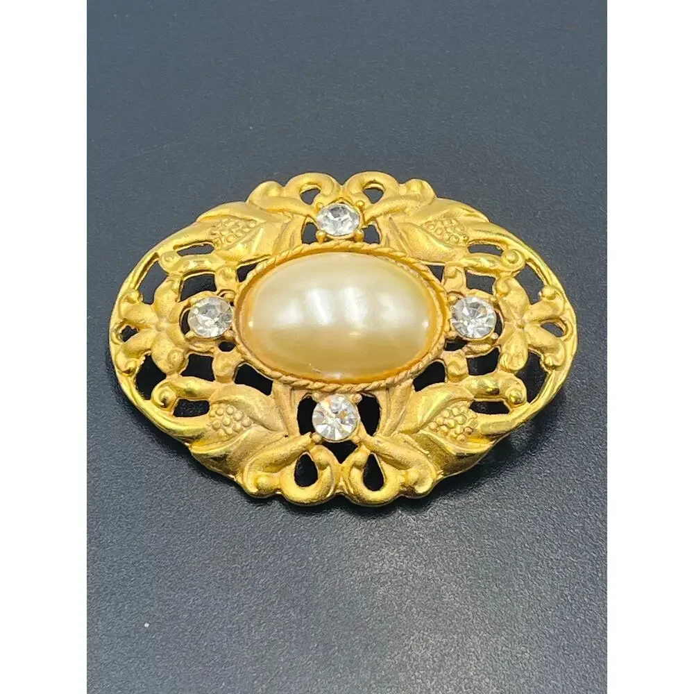 Victorian Vintage Faux White‎ Pearl Gold Tone Filigree Oval Rhinestone Brooch